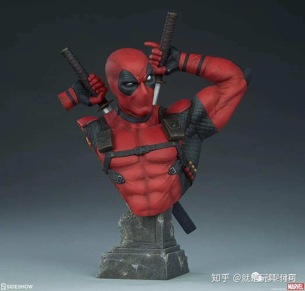 这款死侍雕像选择了双手从背后拔刀的姿势,在胸像里算是张力比较大的