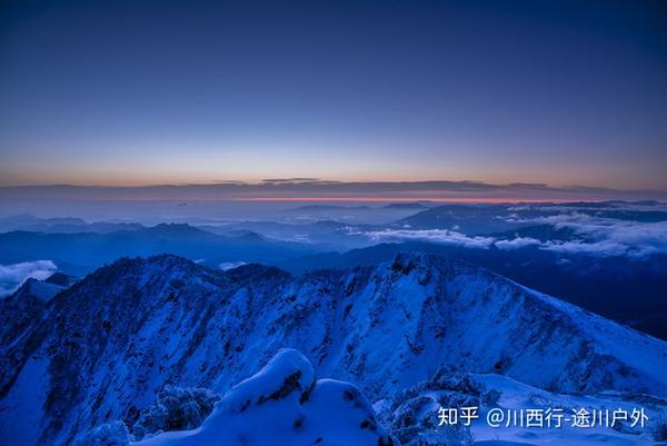 牛背山云海牛背山的星轨是非常壮观的,不用等到夏天,便可以在山顶