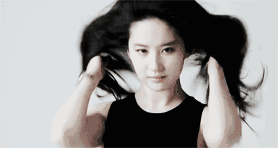 10位女星撩发动图技能满分 杨幂不敢撩,大s却能把小孩