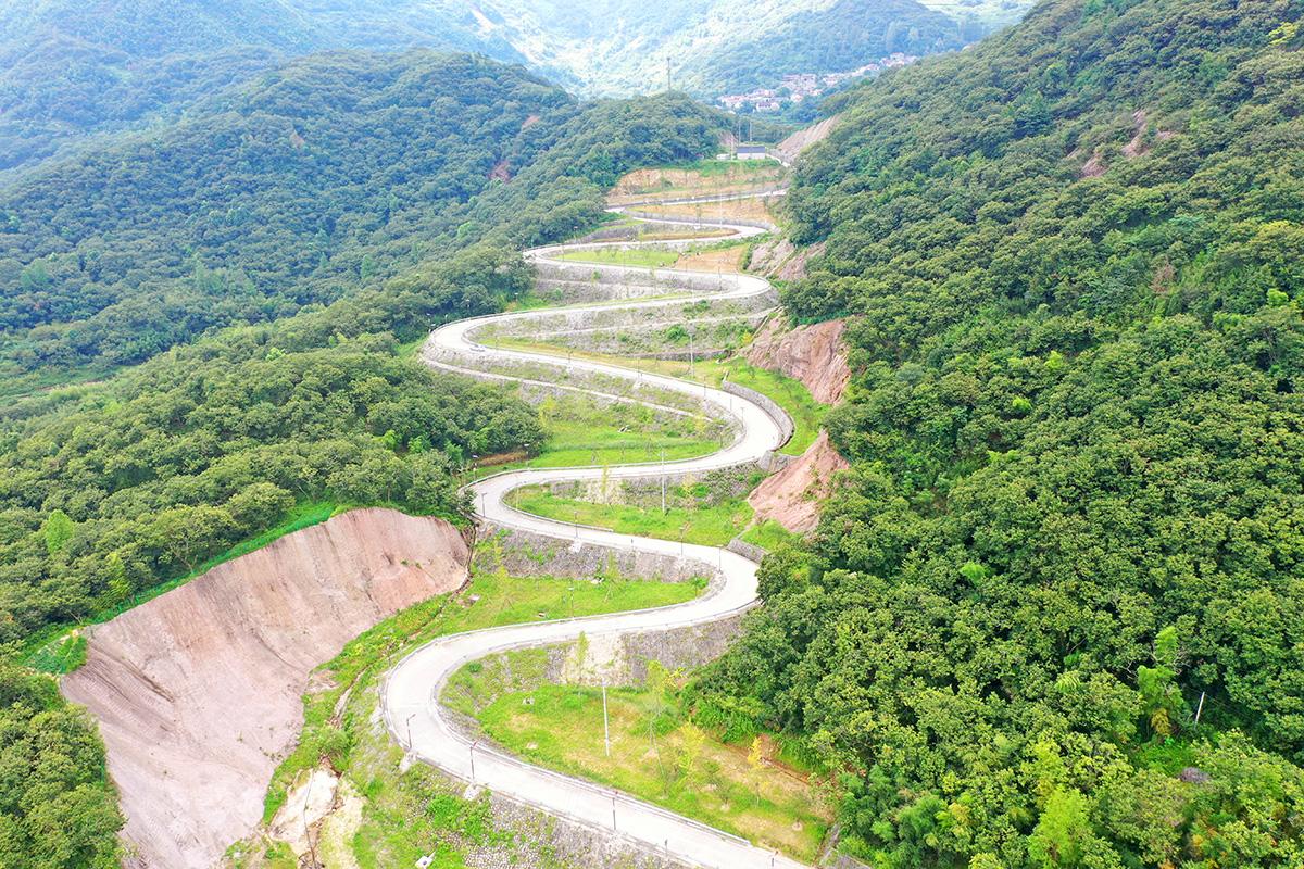 三处盘山公路迂回婉转公路之美在于曲线美