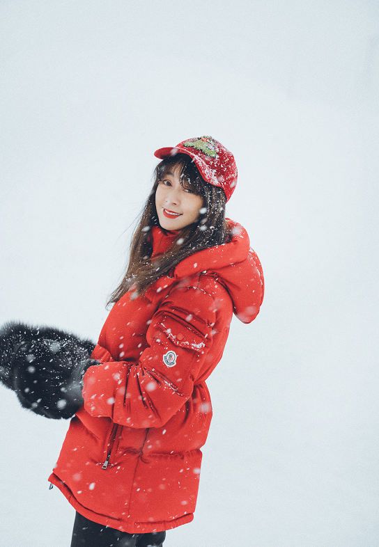 田海蓉不像75年的人,穿红色羽绒服雪地里拍照,颜值直逼90后