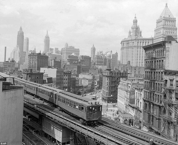 站在纽约布鲁克林大桥悬导线上的桥梁工匠 1950年3月4日,纽约街头