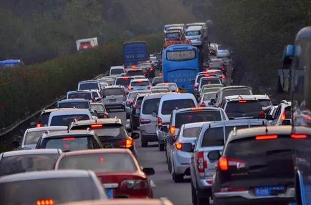 高速路超级堵车,今年国庆假期遐想,我在高速路堵(度)过假期