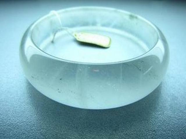 判断失误的后果: 带着2万买的翡翠手镯去洗澡后,心哇凉哇凉的!