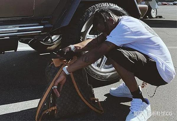 travisscott鬼脸标图片,travisscott鬼脸图片 travisscott究竟还有多少双倒钩红黄蓝绿都能出葫芦兄弟了