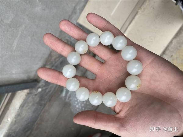 再比如俄料的珠子普遍有高白的特征,白度上与籽料的白有一定的差异