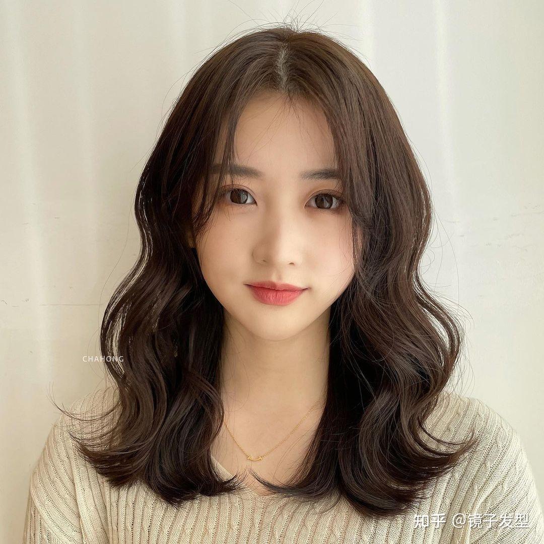这款长发的造型烫似卷非卷看上去很随意, 发丝中浅黄色的挑染 看上去
