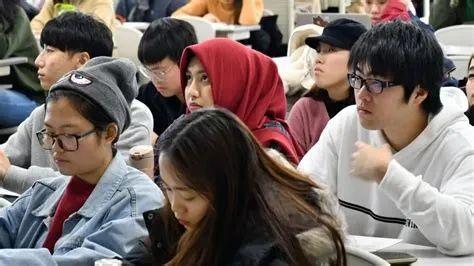 大学传媒专业时,发现中国学生占80%以上,班上20个人,只有4个欧洲同学