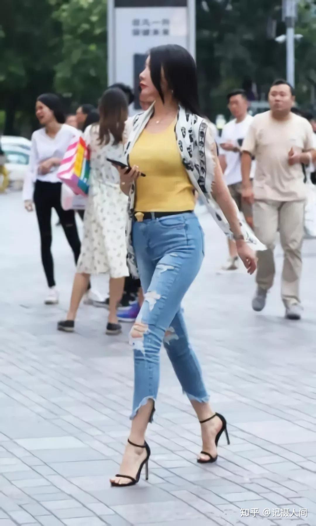 街拍时尚:小女生穿搭高跟鞋,小清新又显得韵味十足