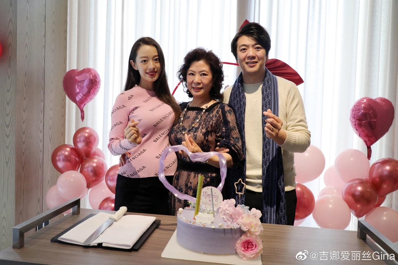 郎朗吉娜合体为郎妈庆生,怀孕7月终显肚,岳父也在场一家好幸福