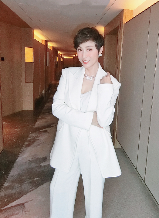 54岁陈法蓉明艳照人一身白色西装套装配短发比30岁时更美