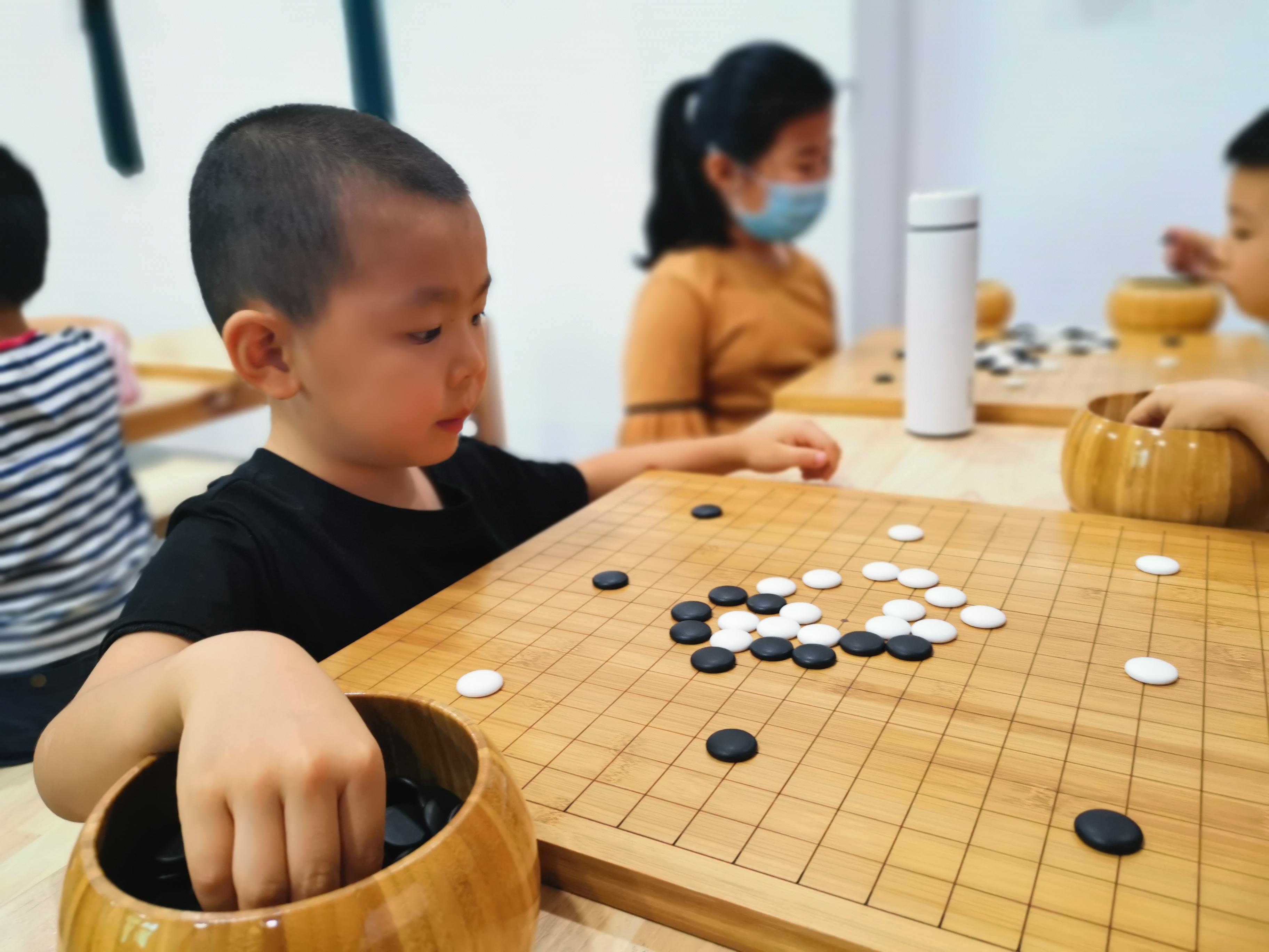 围棋系有能同时容纳60人的围棋教室4个,多媒体教学教室1个.