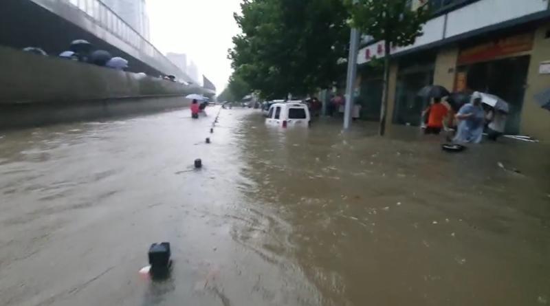 洪灾已造成郑州市区12人死亡 河南暴雨为何这么强?