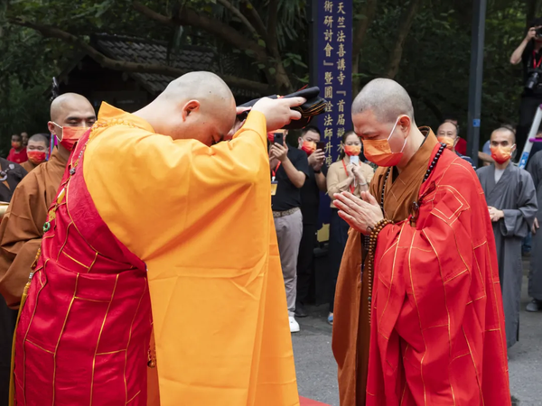 浙江省佛教协会副会长,宁波七塔寺方丈 可祥大和尚 为圆诠法师授坐具