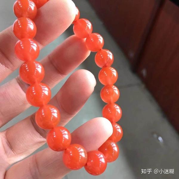 是有着以红色系为主体的缤纷纹理的南红材料,因其纹理类似红缟纹理故