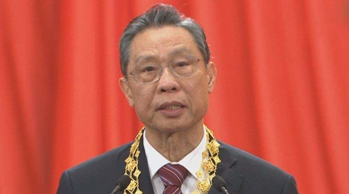 钟南山院士被颁授共和国勋章致敬最美逆行者用英语怎么说