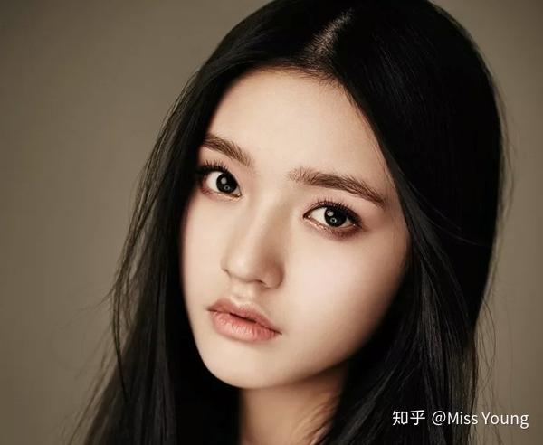 这也算是比较普遍的知识了,瞳距宽自带天真无辜感和不谙世事的疏离感