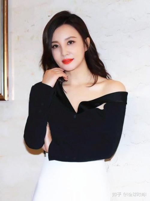 "大陶红"真敢穿 透视礼服裙秀美肩 这气质一点也不像51岁