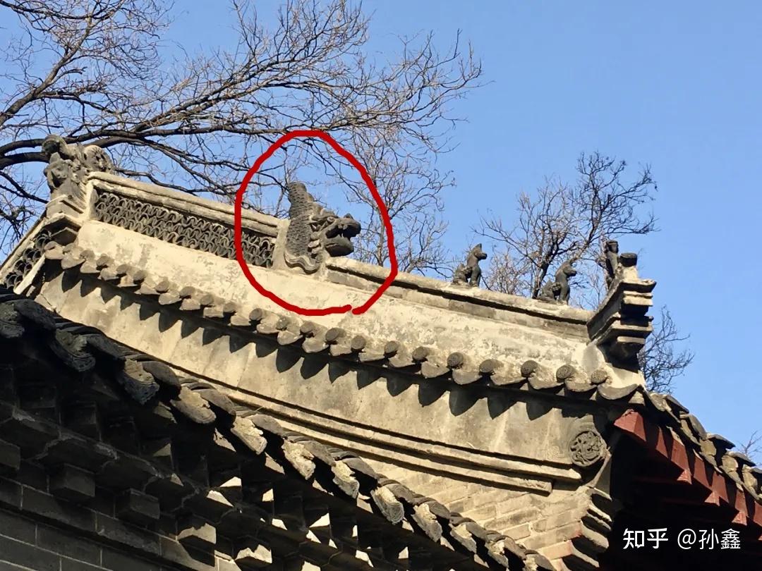 分不清垂兽和戗兽,其实很简单,垂脊下面的就叫垂兽,戗脊下的就叫戗兽
