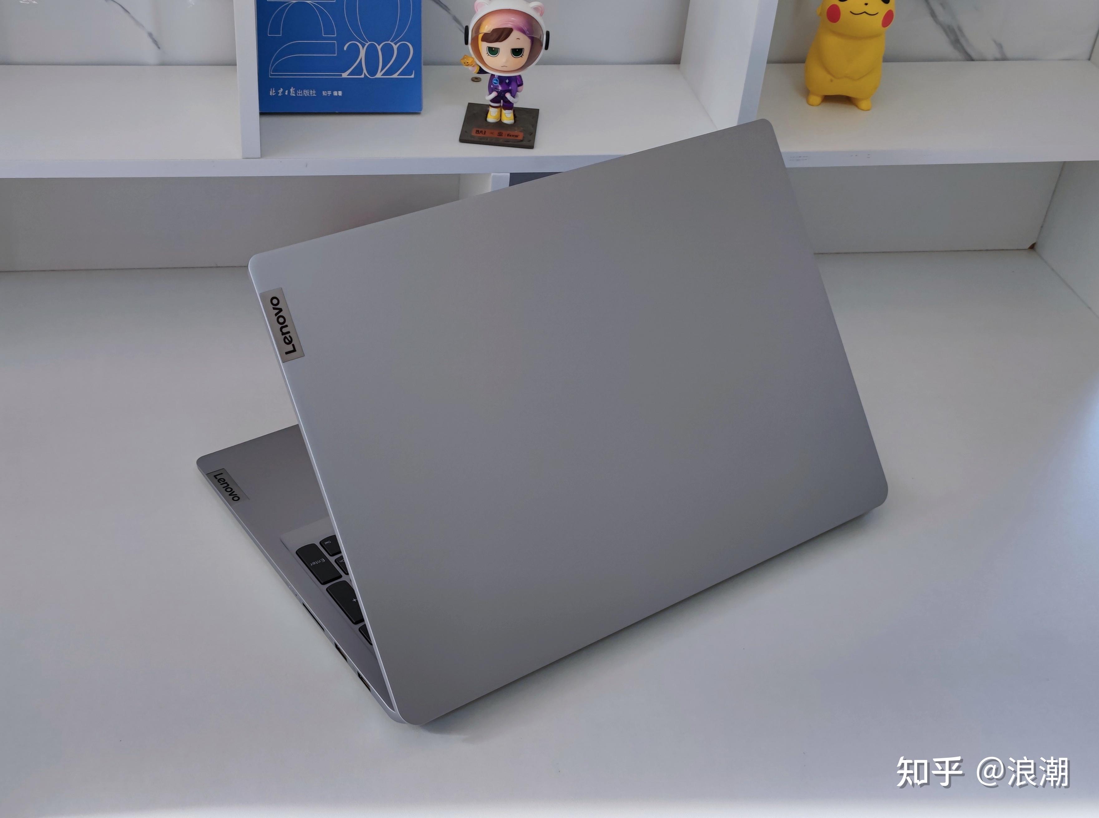 联想小新pro16 2022款采用金属机身设计,机身是深空灰色,a面有lenovo