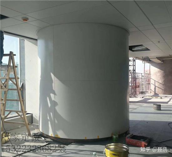弧形包柱铝单板施工安装的办法:  (一)放线,固定钢骨架,将骨架的