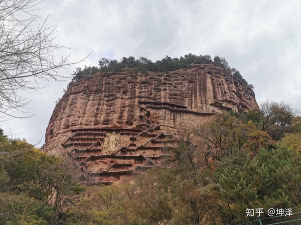 其次,麦积山是我国秦岭山脉西端小陇山中的一座奇峰,海拔1742