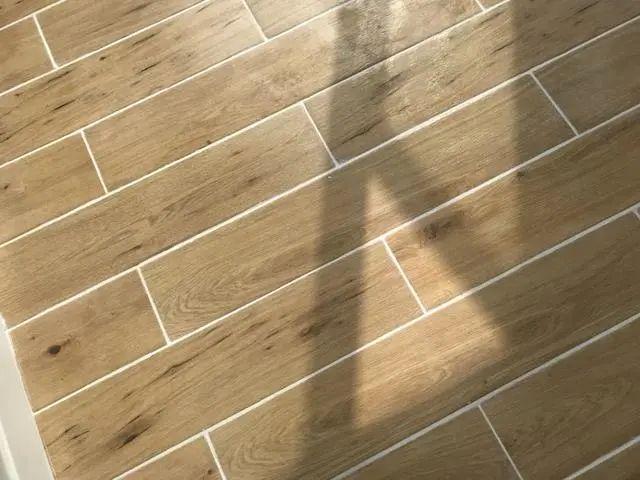 客厅是装木地板多还是装瓷砖的, 客厅地砖做美缝好还是不做好?