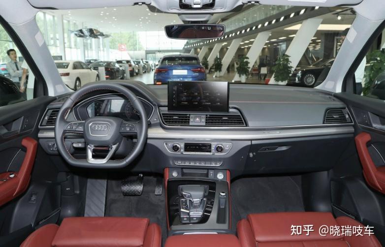 1英寸的中控触屏,并且支持苹果carplay!别着急!