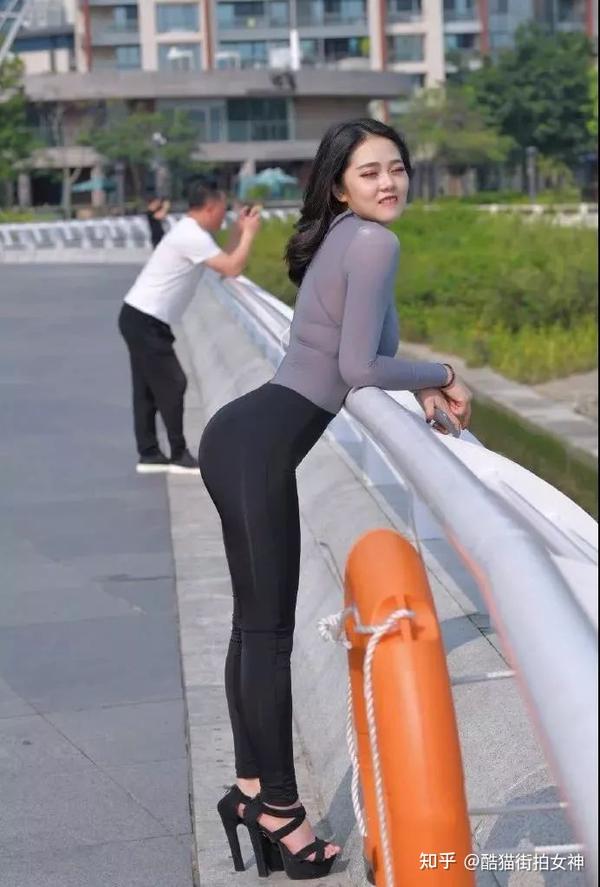 街拍女神灰色透视装的小姐姐