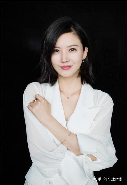 赵薇接班人杨子姗可不仅是凭颜值和身材衣品简约却高级