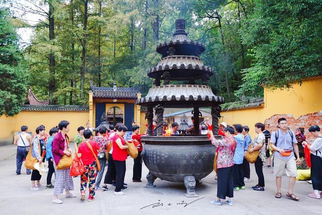 外地游客到安徽九华山旅游,全部寺庙可免费上香:不愧是佛教圣地