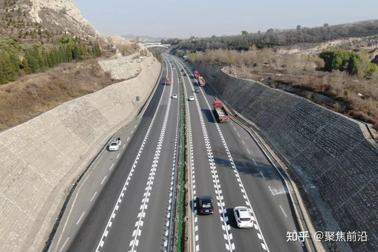 注意即日起石岭关路段高速开始分道行驶