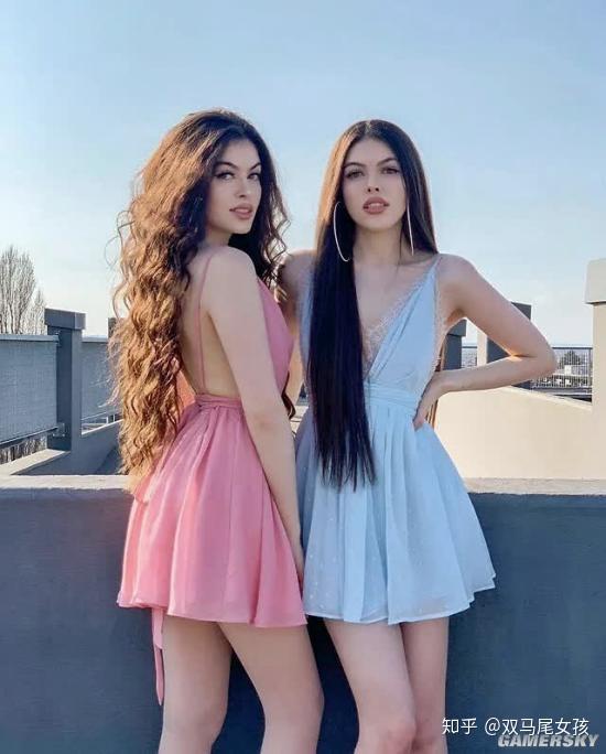 腰臀比堪称完美的双胞胎美女姐妹花