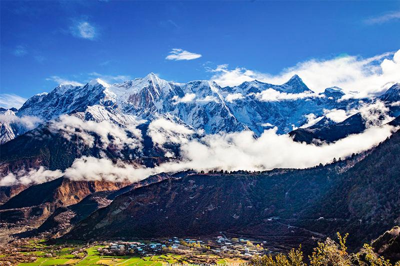 西藏的景点众多,神山和圣湖是西藏最不缺的景观之一,在众多雪山之中