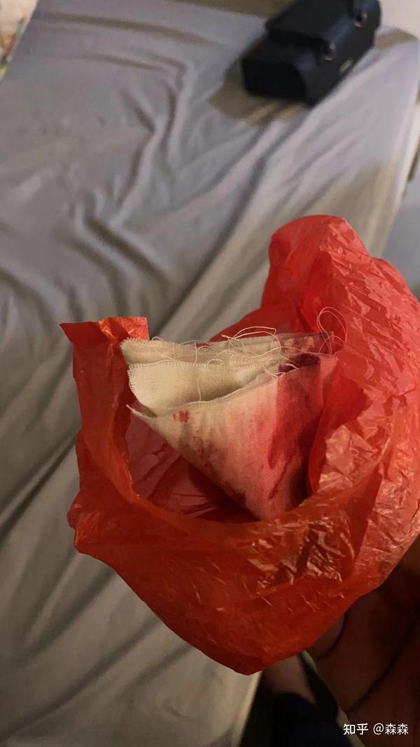 求认识这个是什么的赶紧回复 符咒 带血 纱布?