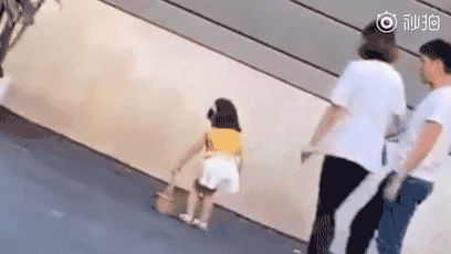 女孩被人用脚踹:99%的孩子性格问题,都可能因为ta