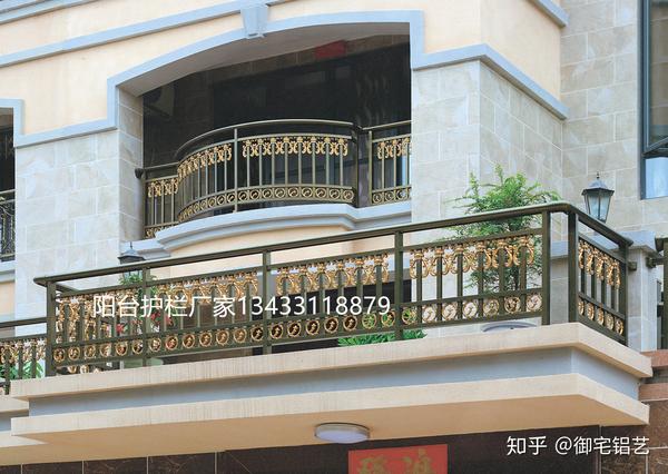 阳台护栏在生活中是非常普遍的一种建材产品,大商场,楼房,学校都会