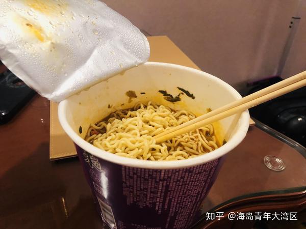 还觉得饿,把口岸送的泡面也给吃了.