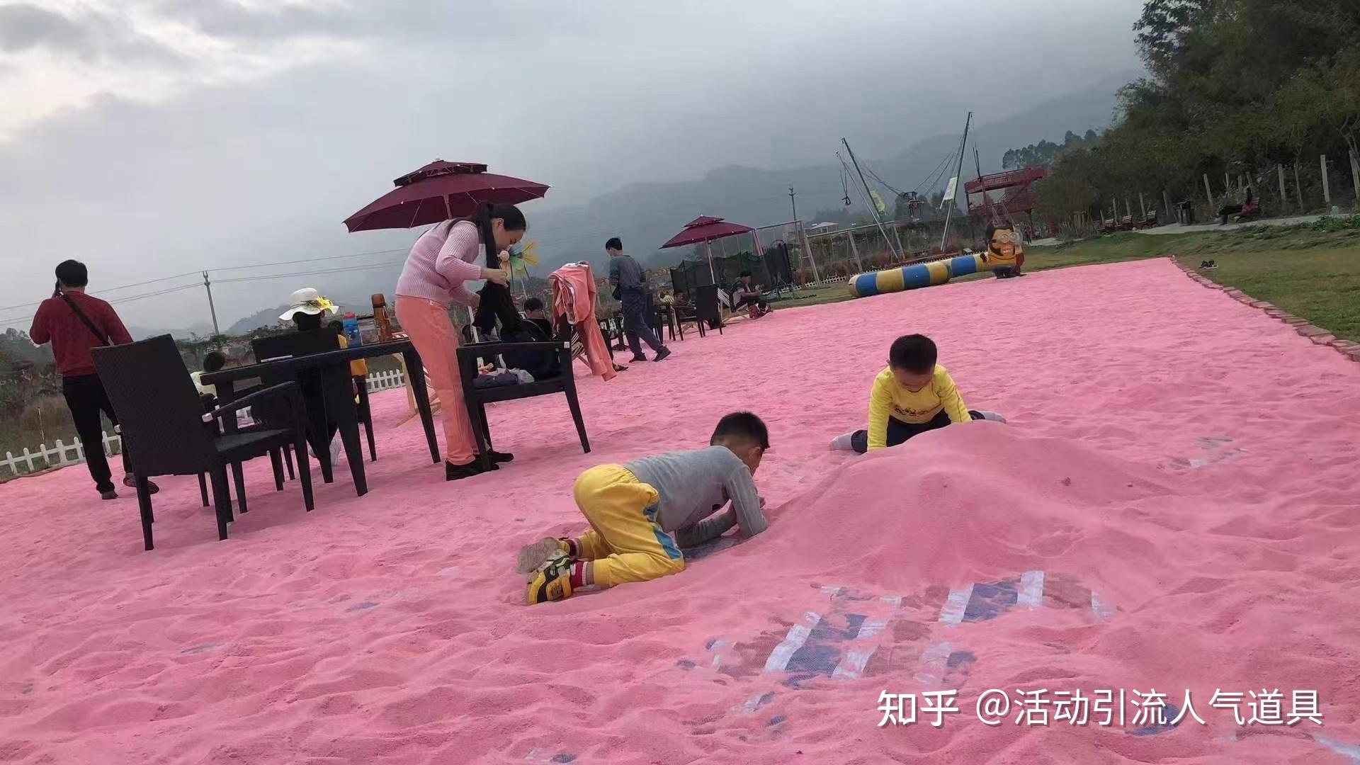 从港口出海,大约四十分钟的航行,便直接到了粉红沙滩对于沙滩,每个人