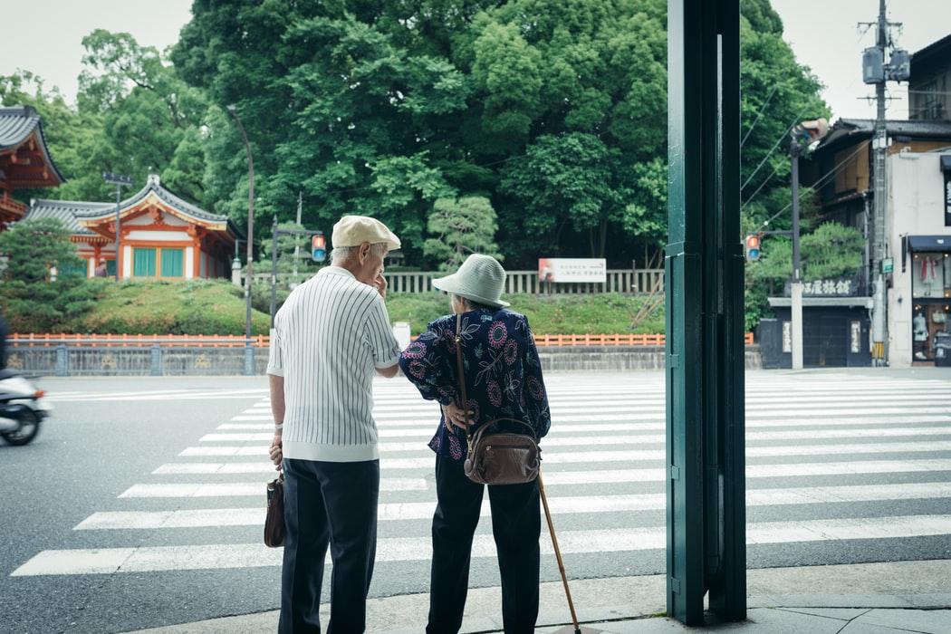 王宝强母亲去世:中年人的崩溃,从告别父母开始