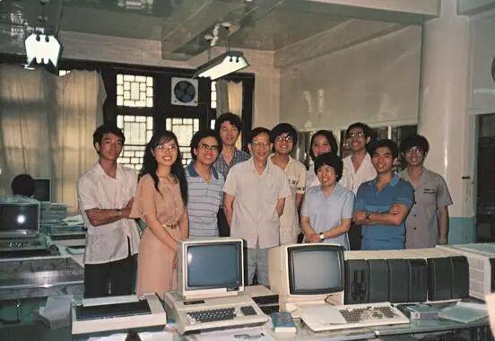 1987年,陈堃銶与王选和北大计算机所的学生们在华光iii型系统前.