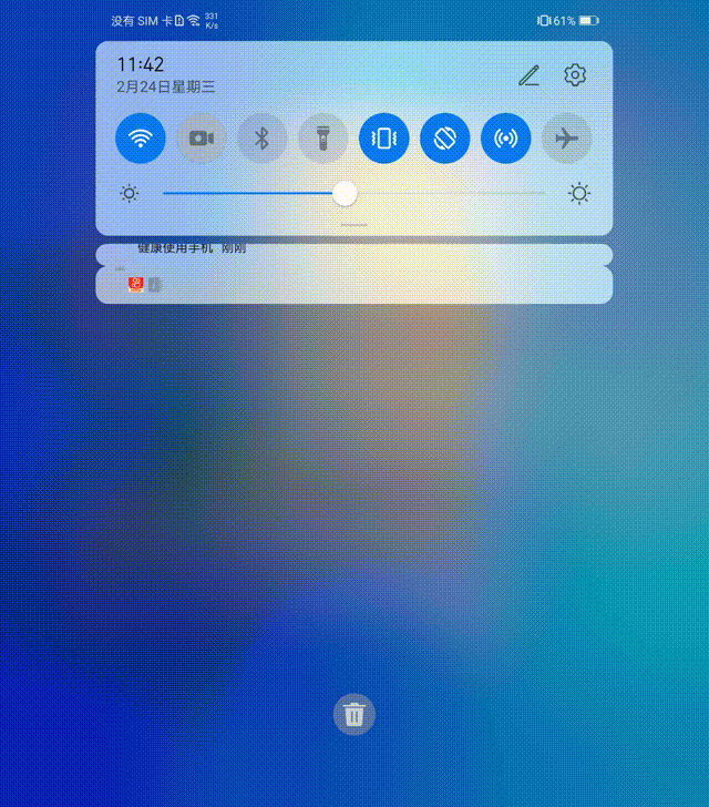 三星:悬浮窗切换到分屏 华为这边,悬浮窗模式允许用户移动悬浮窗位置