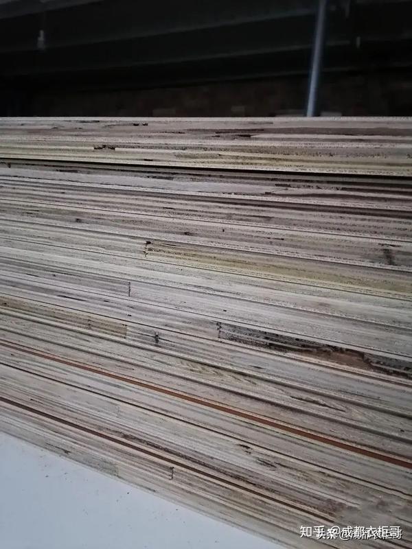 那个是很便宜的板子,就是用建筑工地上废弃的建筑模板加工而成的,那个