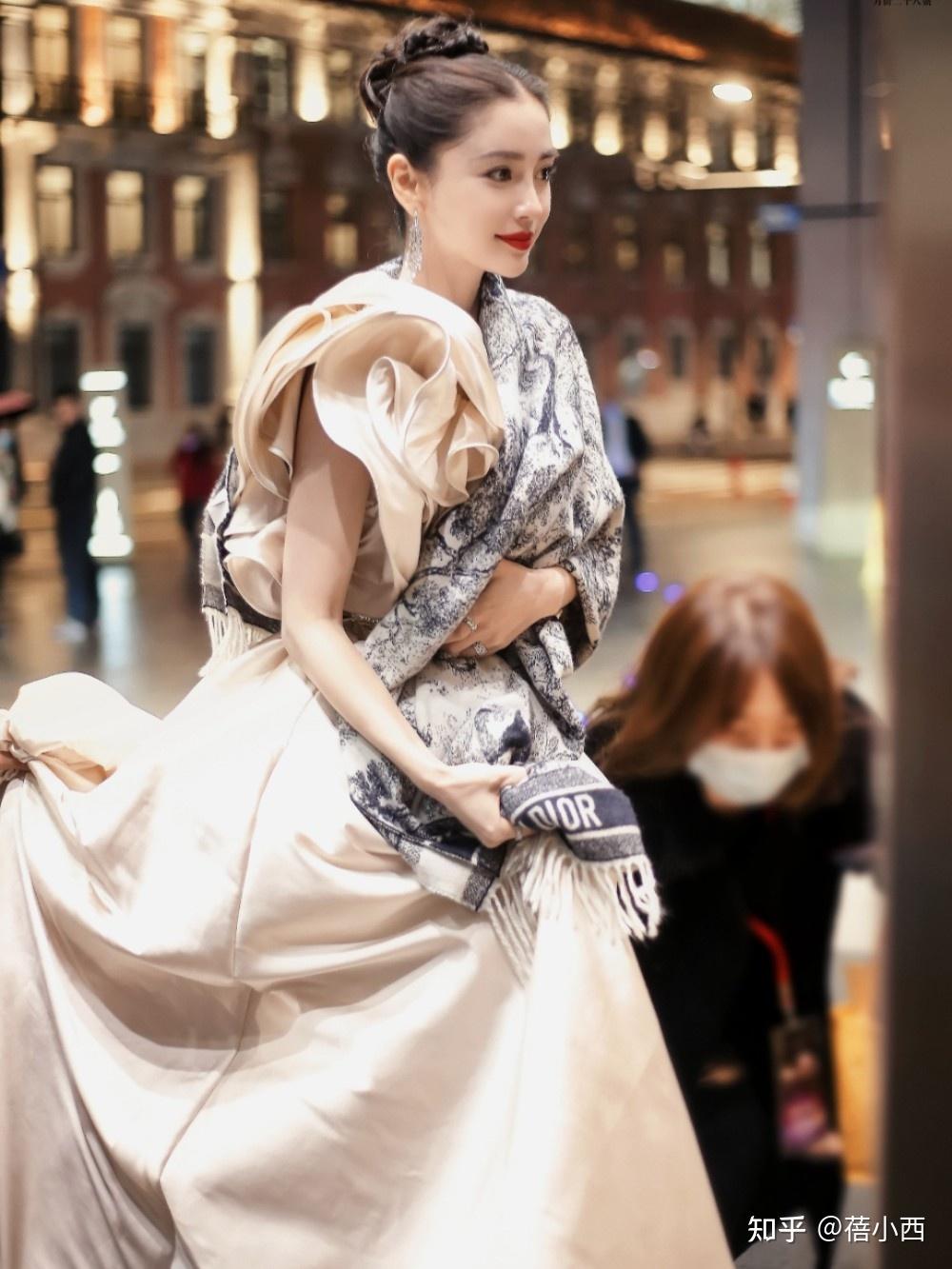 Angelababy杨颖,angelababy杨颖 泳装 angelababy杨颖人红果然气场大,穿晚礼服随便披一条披肩,很高级