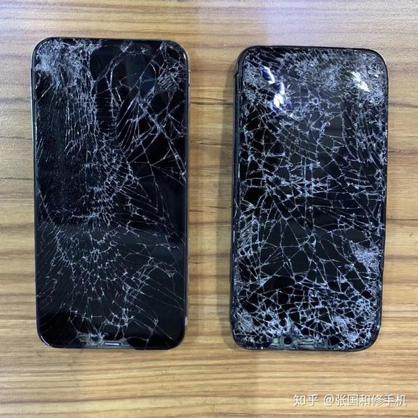 两个摔坏的苹果手机