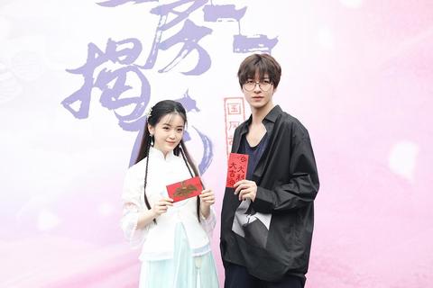 小女上房揭瓦