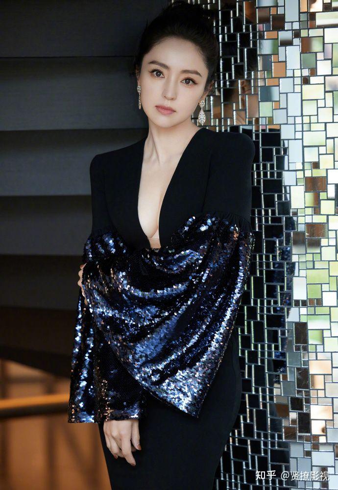 冷艳美人董璇,蓝黑色礼服,更显事业线大长腿!