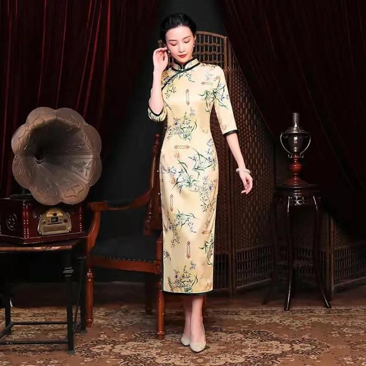 秋季穿的丝绸旗袍,中式复古深蕴着久远的东方文化,简约不失内涵