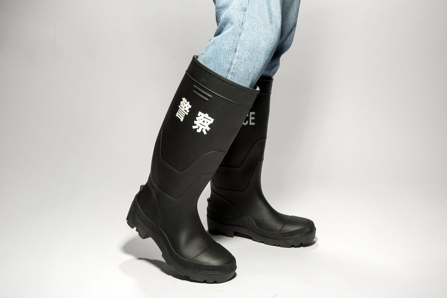 公安部制式橡胶警用雨靴vs钢头警用雨靴 各取所需保障