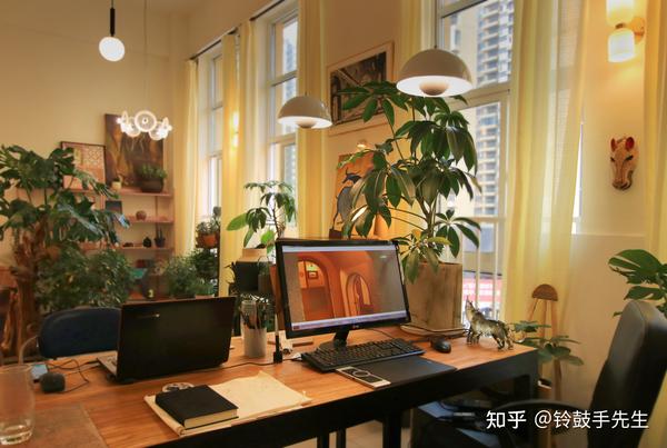 被绿植环绕的办公桌 #书桌客厅一体#书房设计#工作室装修